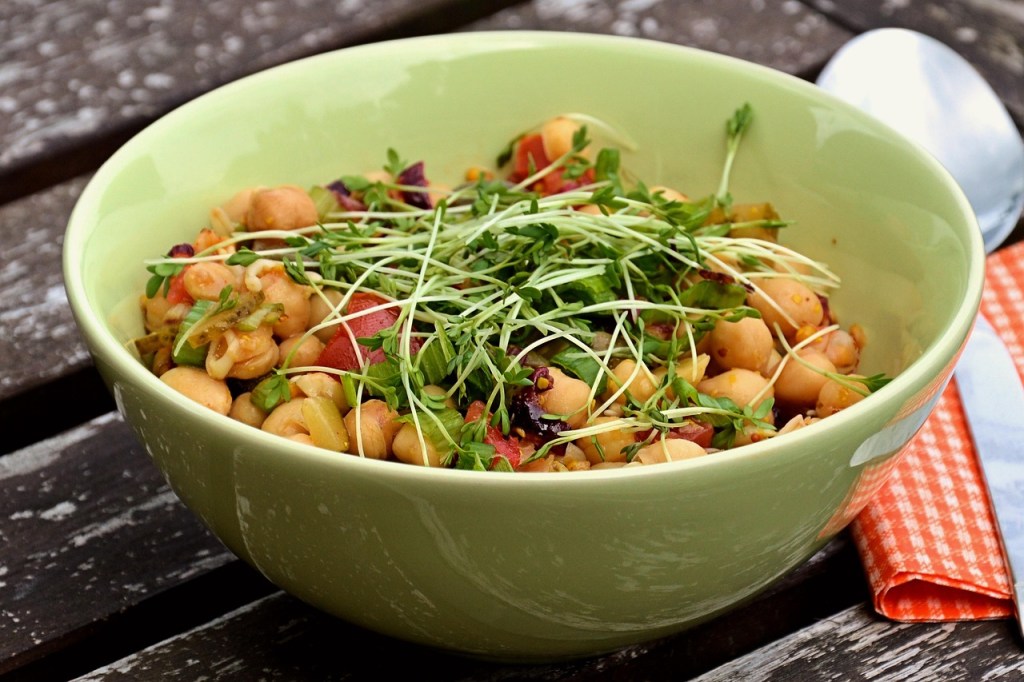 Easy Mediterranean Chickpea Salad: Quick Vegan Lunch
